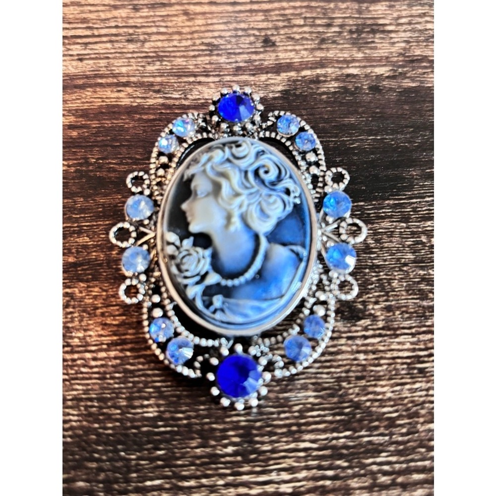Vintage Style Blue Cameo Brooch Victorian Silver Tone Rhinestone Pin Accessory